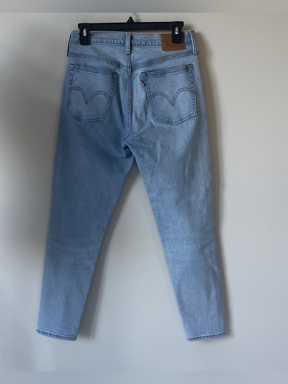 Levi’s Wedgie Fit Women’s light Wash High Rise 5 Pockets Denim Jeans EUC 27 - Picture 3 of 9